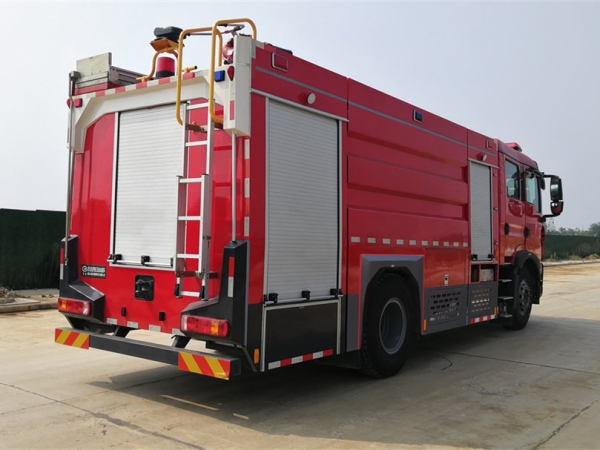 重汽豪沃8吨水罐消防车