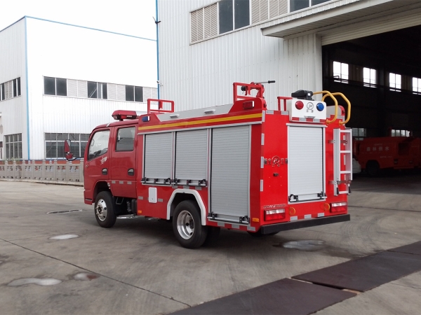 蓝牌东风0.6吨双排水罐消防车