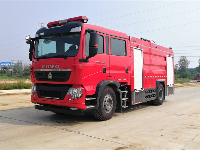 重汽豪沃8吨水罐消防车