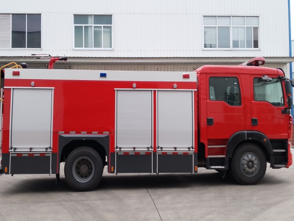 重汽8吨水罐消防车