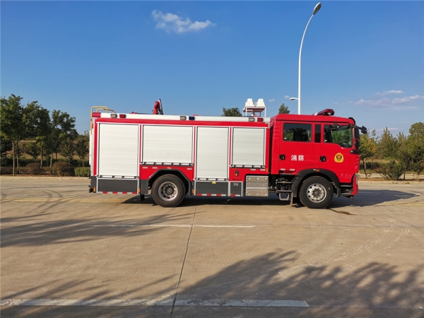 5.6吨重汽压缩空气泡沫消防车