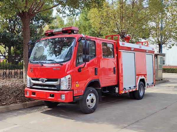 福田领航3吨水罐消防车