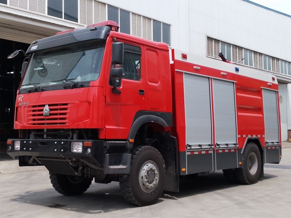 重汽越野5.5吨水罐消防车
