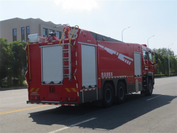 汕德卡13吨水罐消防车