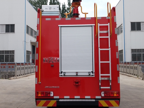 重汽8吨水罐消防车